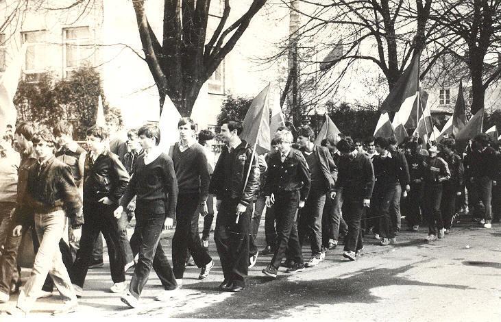 107   - 1984 r. 1 maja - uczniowie na pochodzie.jpg